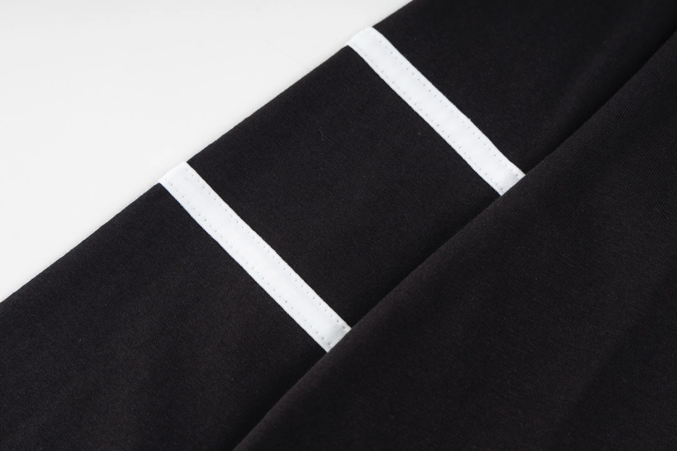 🅿️320 [Exclusive supply] CH Crow Heart No. 33 printed long-sleeved fabric is made of high-quality 26-woven 200-gram cotton fabric, bringing a soft and skin-friendly wearing experience. The clothing is highlighted by a unique splicing design, and the three-dimensional layering is demonstrated through careful tailoring. The arms are specially designed with iconic webbing decoration, and customized accessories are used to ensure quality. The front and back use high-precision glue printing technology, the pattern is clear and lasting, and the color is full and not easy to fall off. The overall shape is exquisite and details are processed. The collar, cuffs and hem are all made of reinforced sewing technology. The fabric has been pre-shrunk to maintain good stability, comfortable to wear and not easily deformed. Every seam is finely hemmed to ensure durability. This single product perfectly combines the brand's iconic design elements with exquisite craftsmanship, demonstrating Chrome Hearts' consistent high quality standards. Size:S/M/L